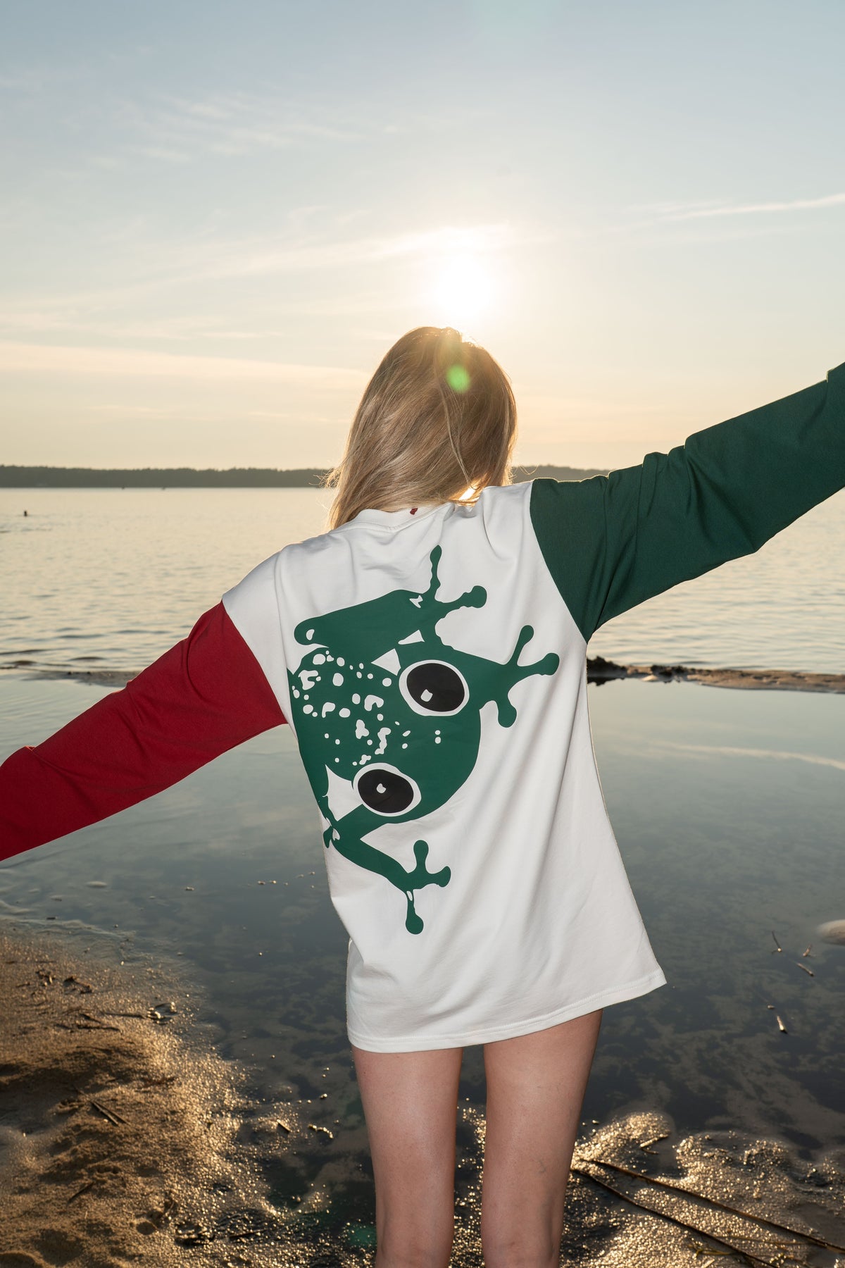 Woman wearing the Trip long sleeve, showing its large frog print on the back